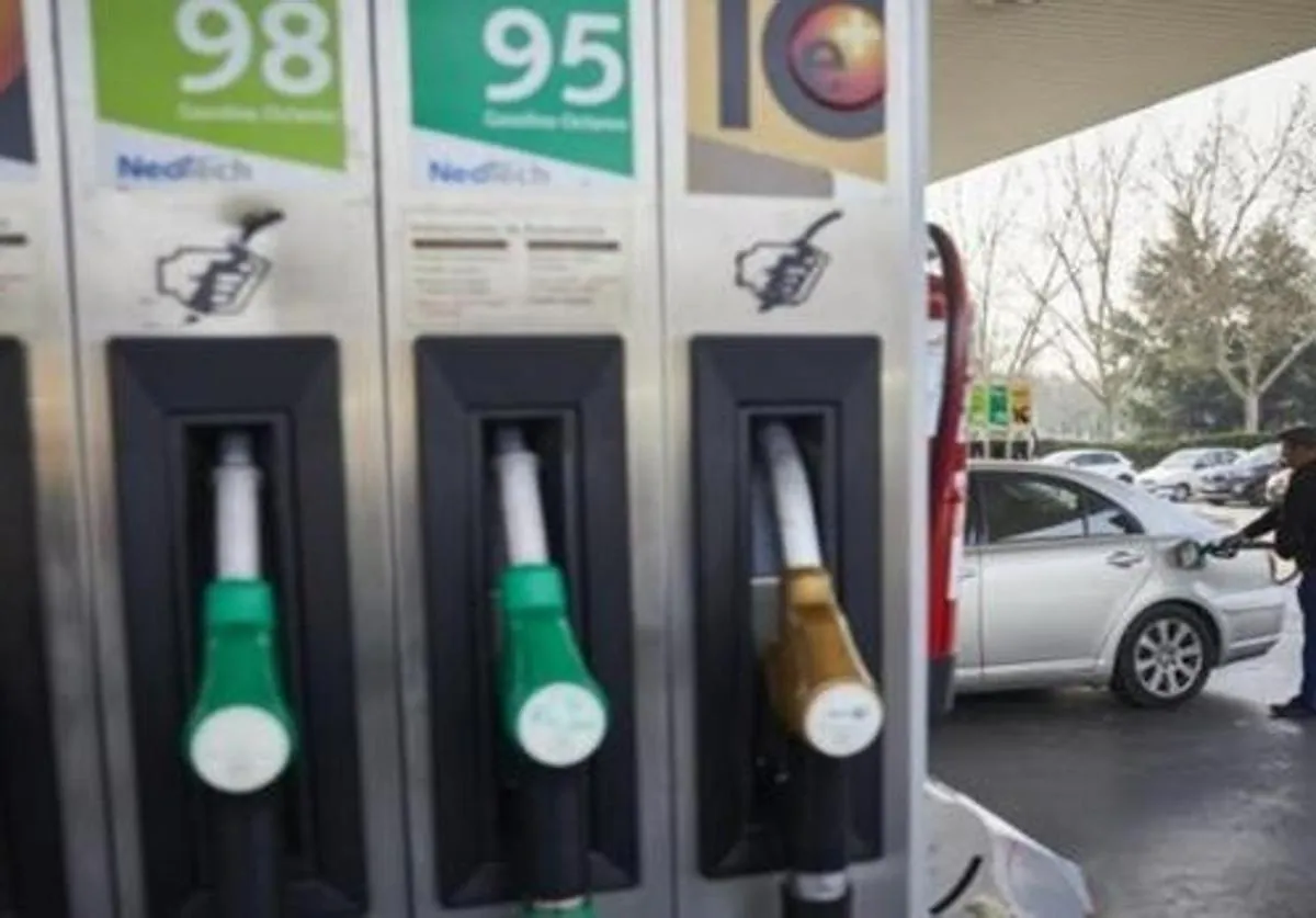 Los carburantes cambia de tendencia y bajan los precios