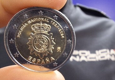 La Policía Nacional ya tiene su moneda: así es la nueva pieza de dos euros que ya circula por Europa