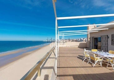 Sale a la venta uno de los áticos más espectaculares de Cádiz: su terraza con vistas al mar te enamorará