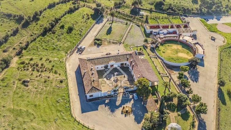 Tiene una plaza de toros, un coto de caza y 1.000 metros cuadrados: así es la finca que ha salido en venta en este pueblo de Cádiz