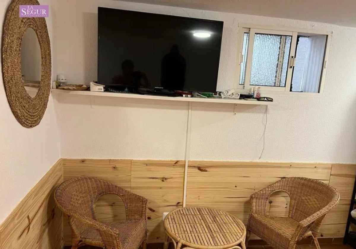La decoración del estudio es sencilla y funcional, con muebles de mimbre que aportan un toque natural y relajado, sin grandes lujos ni excesos