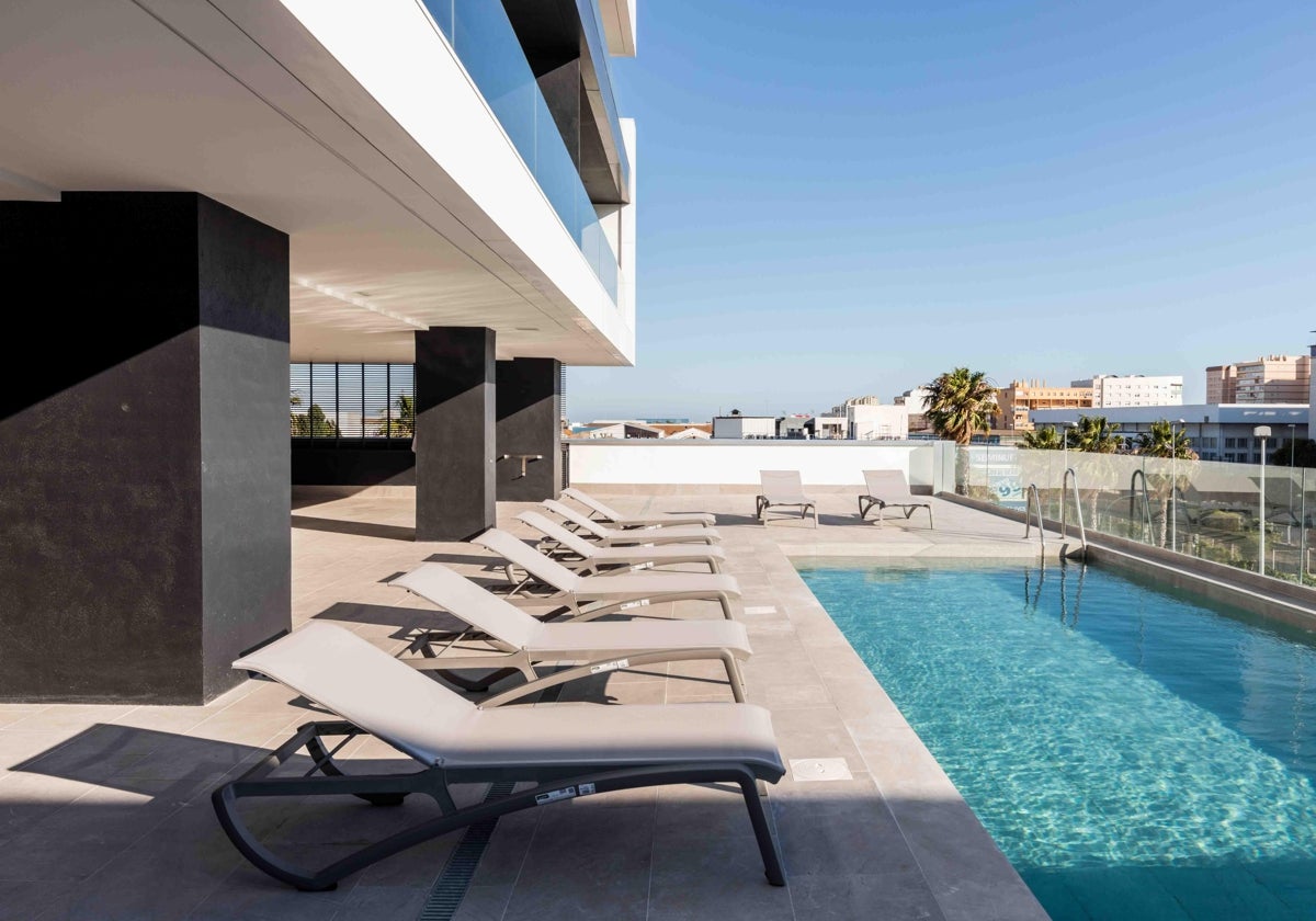 La piscina comunitaria de Torre D'Arenas en Cádiz