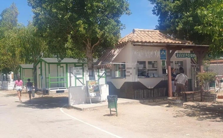 Imagen principal - Sale a la venta un camping en Cádiz con piscina y pistas de pádel: se puede comprar por este precio