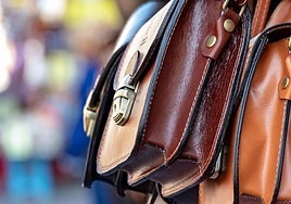 En este pueblo de Cádiz buscan un encargado de marroquinería y ofrecen un sueldo de más de 2.000 euros al mes