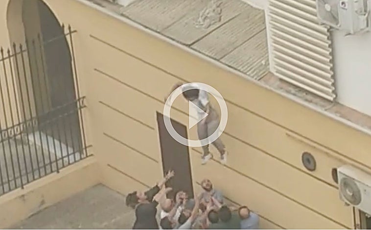 Una mujer escapa de las llamas de un incendio en Jerez saltando desde un primer piso