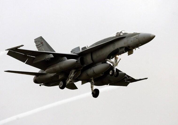 Un F-18 intercepta un avión de pasajeros en el cielo al no responder el piloto