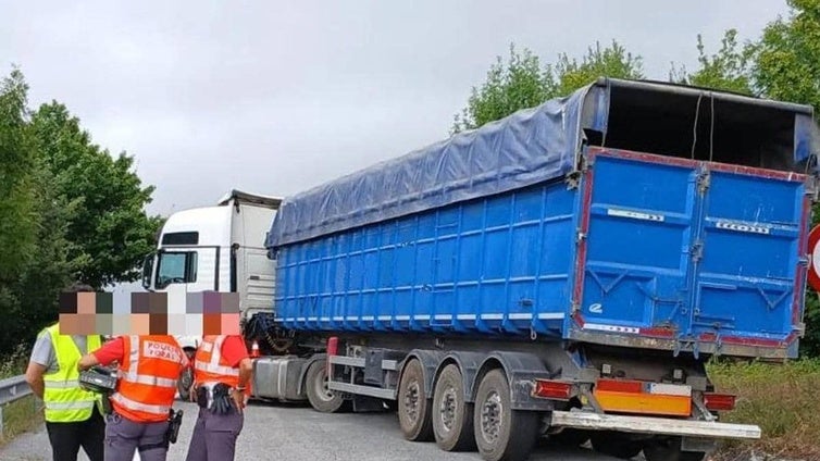 Un camionero septuplica la tasa de alcohol e invita a una cerveza a los policías