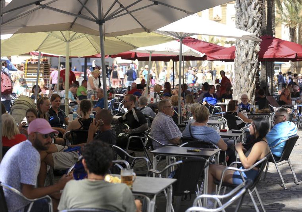 El refresco favorito de los andaluces: en envase de vidrio, acompañado de patatas bravas y en una terraza