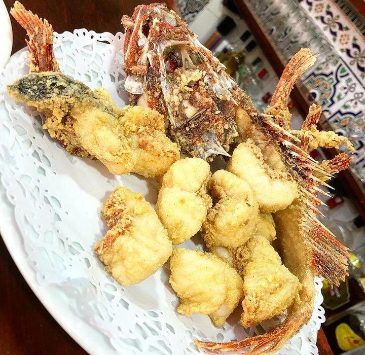 Imagen de uno de los pescados fritos que se elaboran en 'El Adobo«