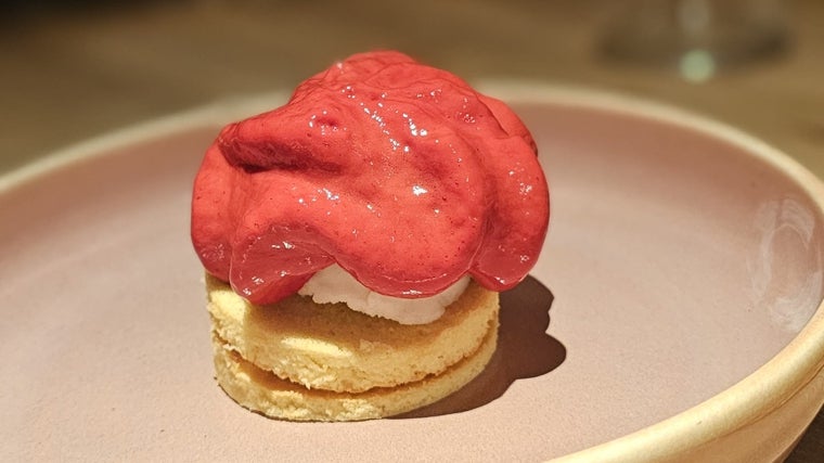 Bizcocho de almendra, espuma de frutos rojos y helado de vinagre del restaurante Beduino en Cádiz