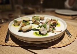 Calamar a la brasa con su tinta del restaurante Beduino en Cádiz