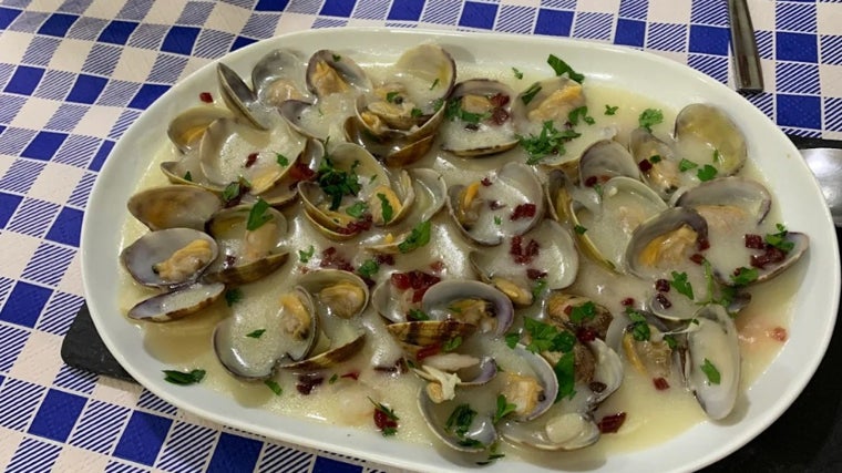 Ración de marisco en el Bodegón Andalucía de San Fernando