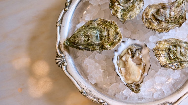 Ostras al natural en el restaurante El Ángelus de la Plaza de la Candelaria en la capital gaditana