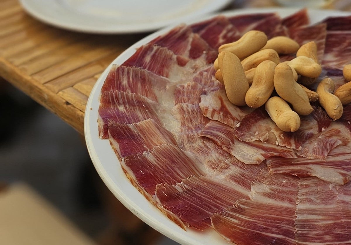 Plato de jamón durante la celebración del aniversario de Montesierra en Jerez de la Frontera