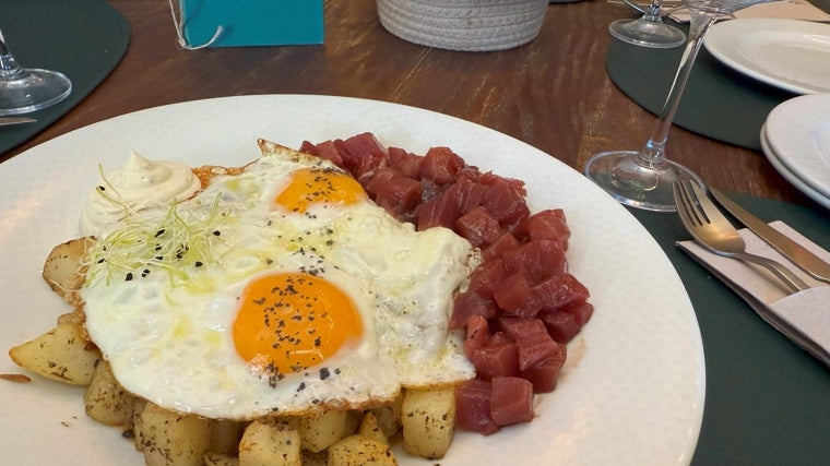 Huevos fritos con patatas trufadas y atún macerado de la Espartería en Jerez de la Frontera