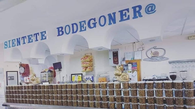 Gran oferta de caracoles expuestos en el establecimiento Bodegón Andalucía de San Fernando