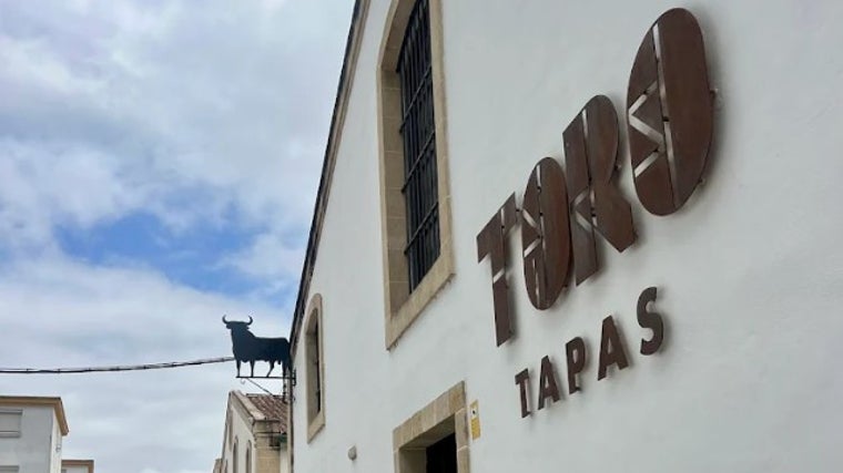 Fachada del establecimiento Toro Tapas en El Puerto de Santa María