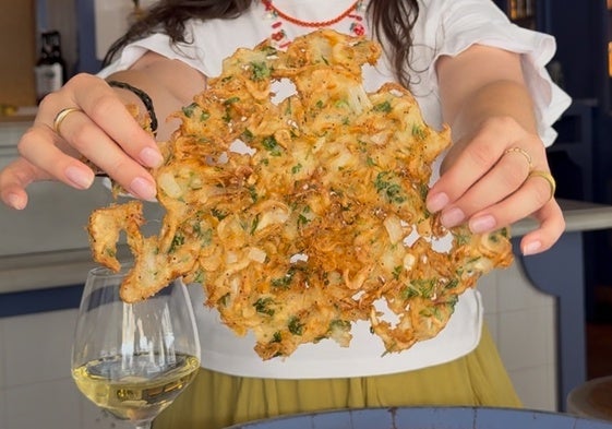 Una de las grandes tortillitas de camarones que sirven en el establecimiento Casa Angelita de Cádiz