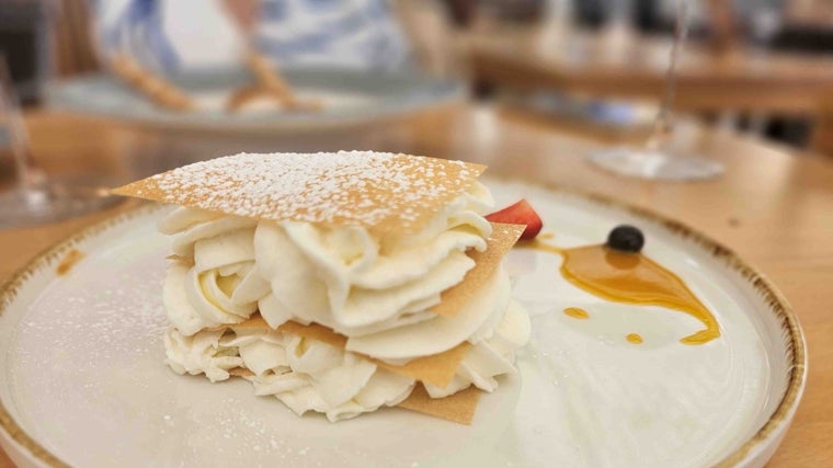 Milhojas de crema de queso y coulis de mango de restaurante La Marea