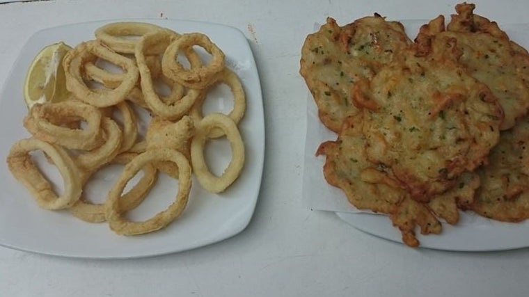 Calamares fritos y tortillita de camarones en el Bar Andaluz situado en la Plaza de San Antonio, Cádiz