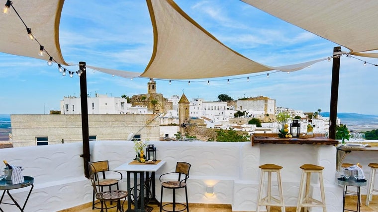 Terraza de L'Apero donde se celebra este primer encuentro gastronómico del verano en La Fonda