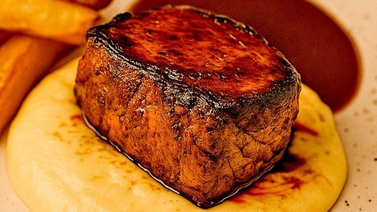 Solomillo de retinto acompañado de puré Robuchon y salsa de vino tinto reducida del restaurante 4 Estaciones de Vejer de la Frontera.