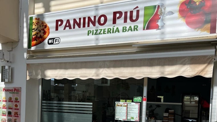 Fachada de a pizzería Panino Piú en Rota