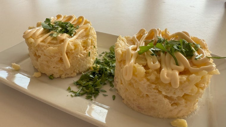 Plato de ensaladilla del chiringuito Sotavento en la capital gaditana