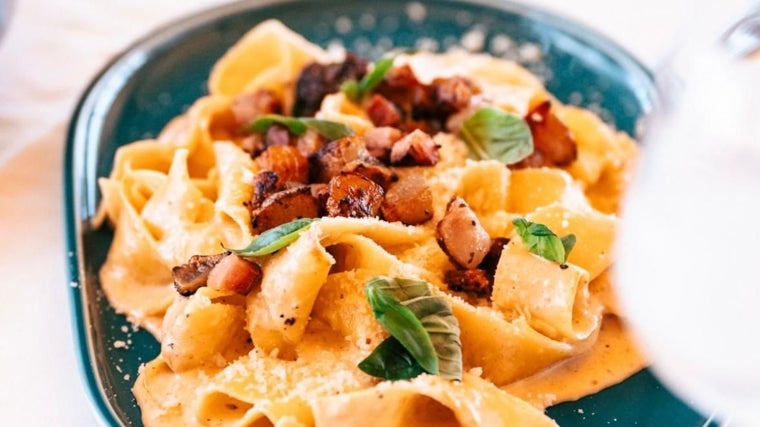Plato de pasta al dente elaborado en el chiringuito Nahu beach de Cádiz