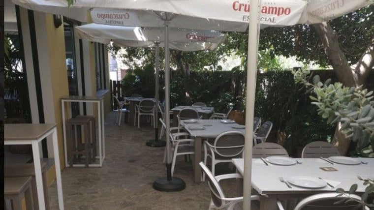 Terraza de El Alberto en la Playa de Bolonia en Cádiz