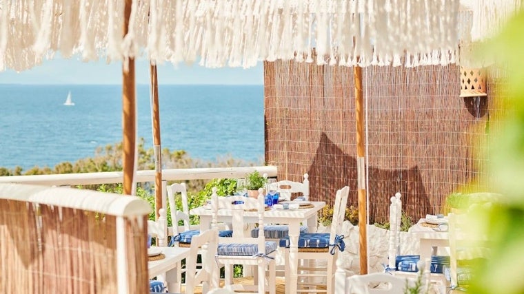 Terraza del establecimiento El Mirlo para comer en la Playa de Bolonia, Cádiz