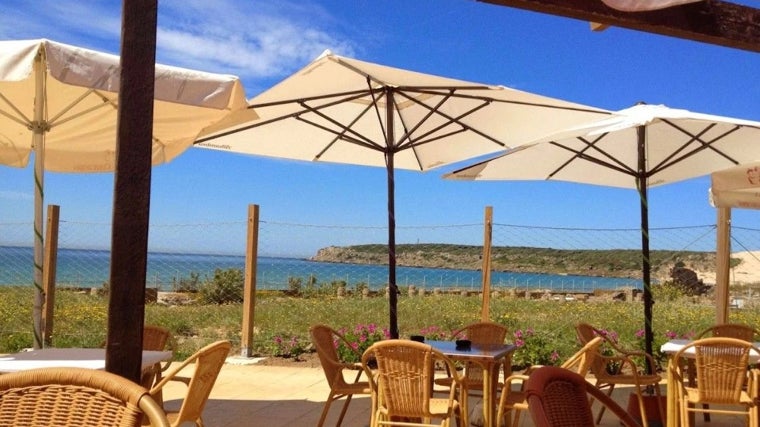 Terraza del Restaurante Otero en la Playa de Bolonia, Cádiz