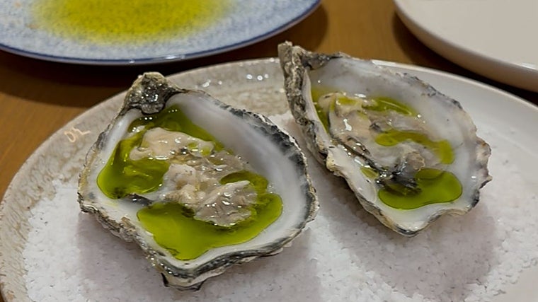 Ostras asadas con mantequilla cítrica y concentrado de aceite verde. Brasal (Cádiz)