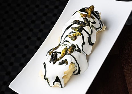 Imagen secundaria 1 - Diferentes propuestas de platos disponibles en el hermano pequeño de Aponiente en El Puerto de Santa María