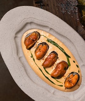 Imagen secundaria 2 - Diferentes propuestas de platos disponibles en el hermano pequeño de Aponiente en El Puerto de Santa María