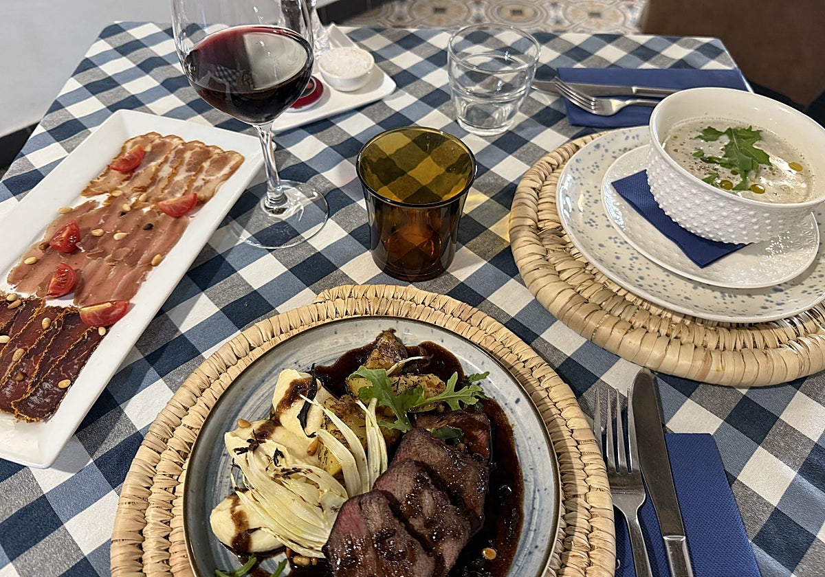 Selección de platos en el restaurante Aljibe de Arcos de la Frontera