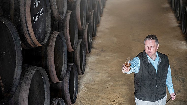 Sergio Martínez venenciando en Bodegas Lustau