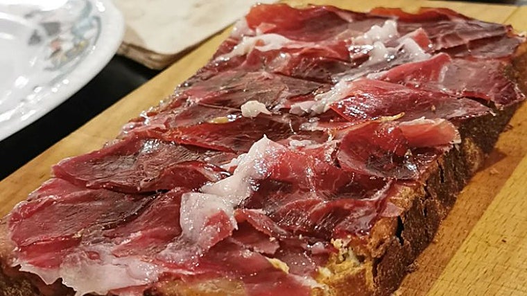 Tosta de jamón en este bar de El Puerto de Santa María