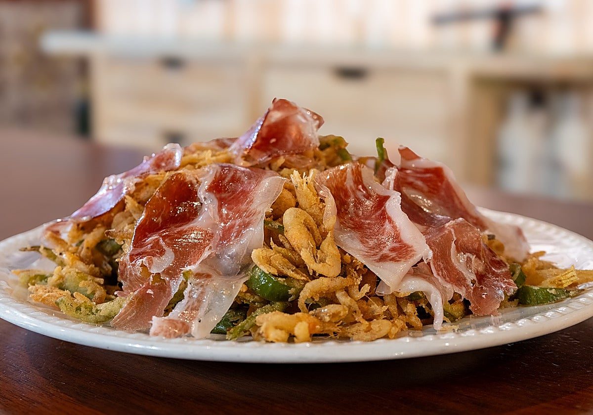 Verduritas al estilo de la casa con jamón, camarones y pimientos fritos en Bodeguilla del bar Jamón
