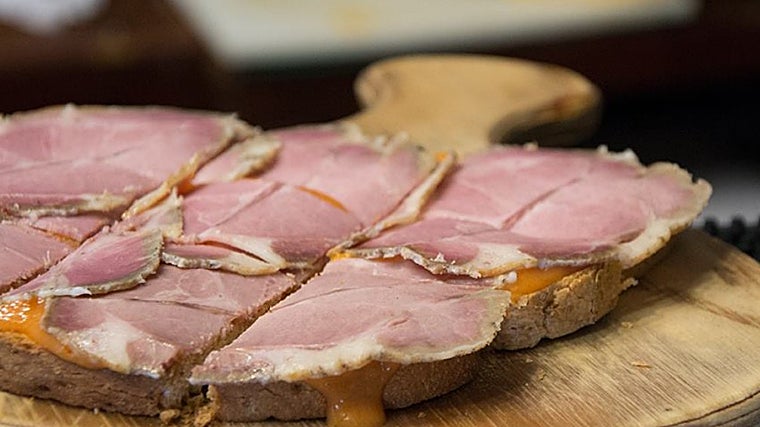 Una opción de tosta en La Barrica de Cádiz
