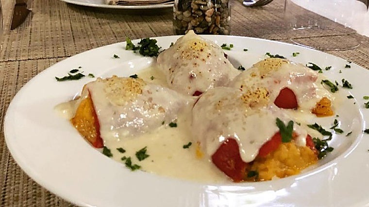 Pimientos del piquillo rellenos de marisco y gratinados con queso de oveja merina en el Mesón El Simancón