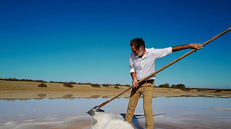 Juan Carlos Sánchez de Lamadrid en sus salinas de Cádiz