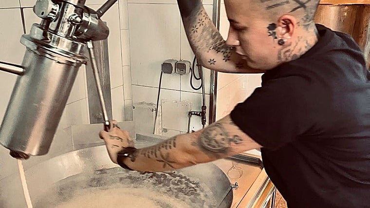 Elaborando churros en la clásica churrería Bar Stop de Cádiz