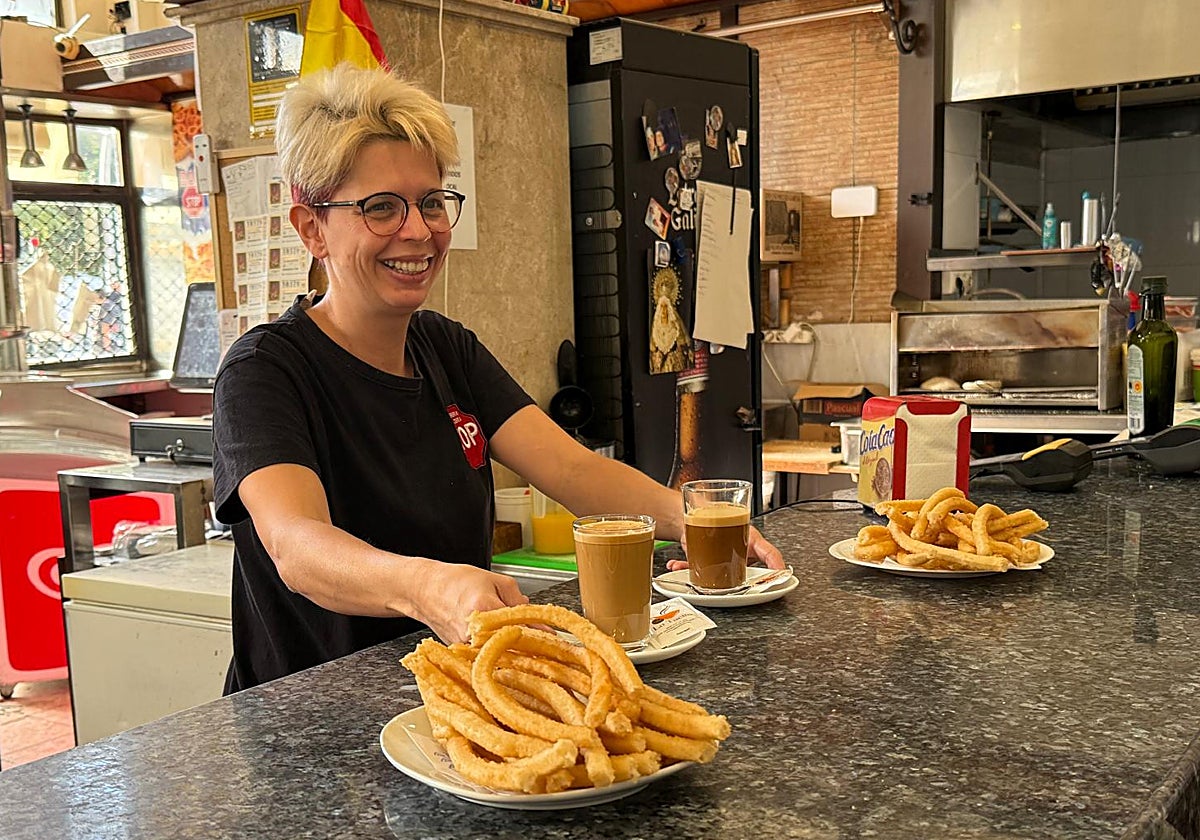 Jessica, gerente del Bar Stop en Cádiz
