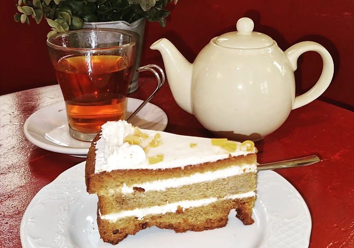 Té rooibos con tarta de zanahoria en Café Levante (Cádiz)