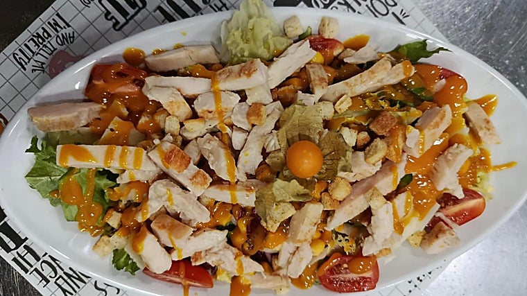 Ensalada con pollo de La Niña Mala, en Cádiz