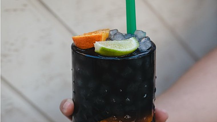 Uno de los cócteles que propone La Iluminá en redes para disfrutar de su terraza