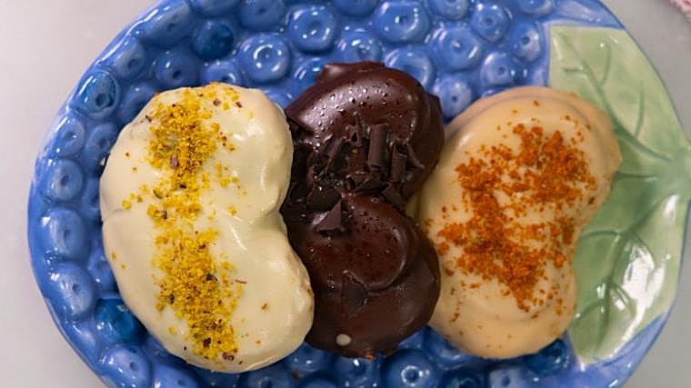 Palmeritas de chocolate blanco con pistacho, chocolate negro o crema especiada en Capricho Café (Cádiz)