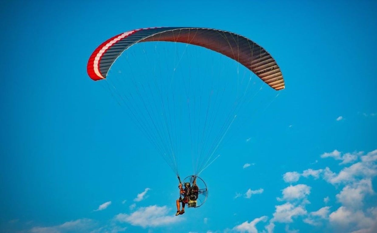 Muere un hombre en un accidente de paramotor tras perder el control del aparato en Sanlúcar