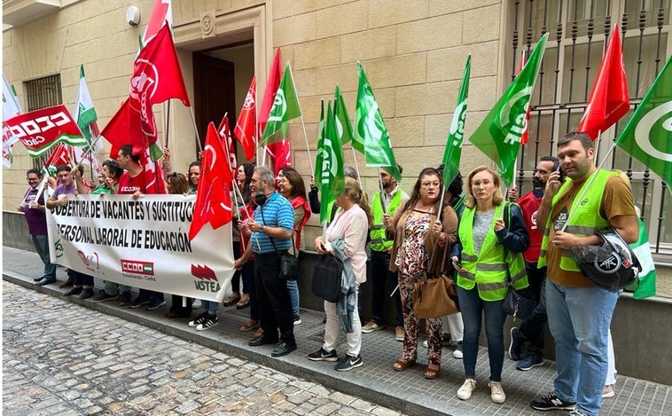 Delegados de CSIF se concentran para exigir la cobertura de las 126 vacantes